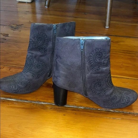 Elegant Gray Suede Ankle Boots - Picture 2 of 4
